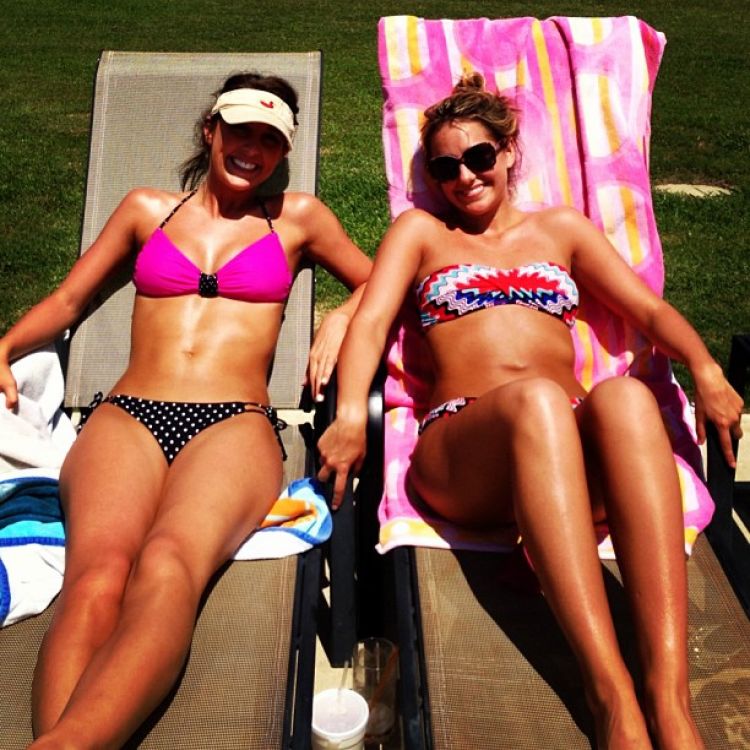 Lainey Wilson's Bikini Look With Best Friend